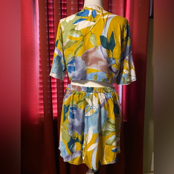 5 for $50 - Tropical print tie front crop top and short set - Picture 2 of 2